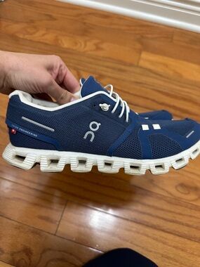 On Running Woman’s Navy and White Cloud Sneakers